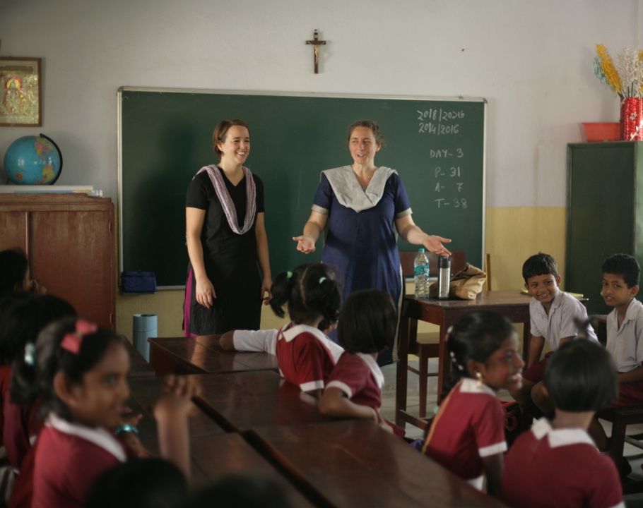 Teaching_kids_in_India.jpg